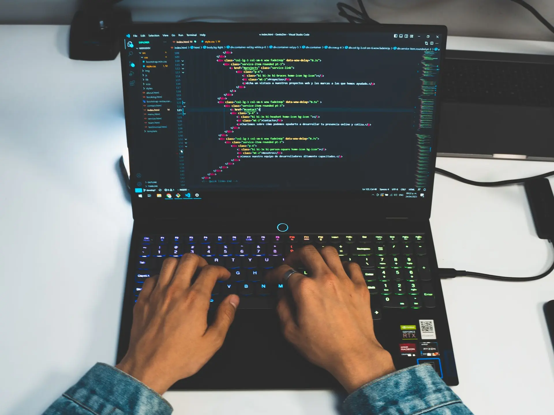 Manos programando en una laptop: desarrollo e integraciones