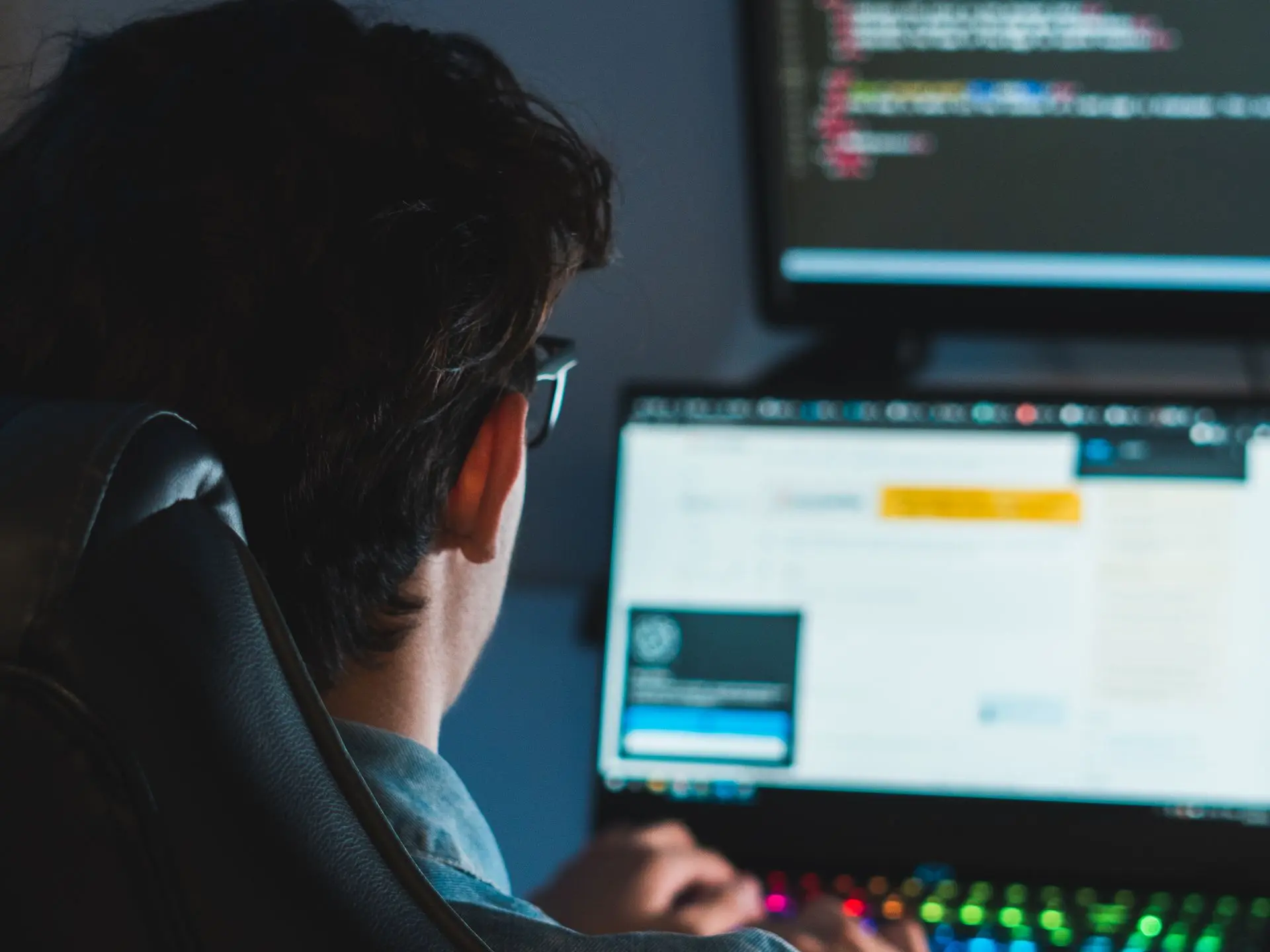Especialista de Sama Geeks trabajando frente a varios monitores