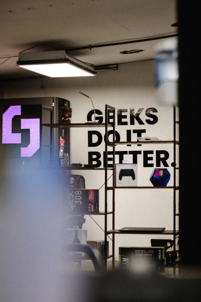 Interior del taller de Sama Geeks con el letrero Geeks do it better
