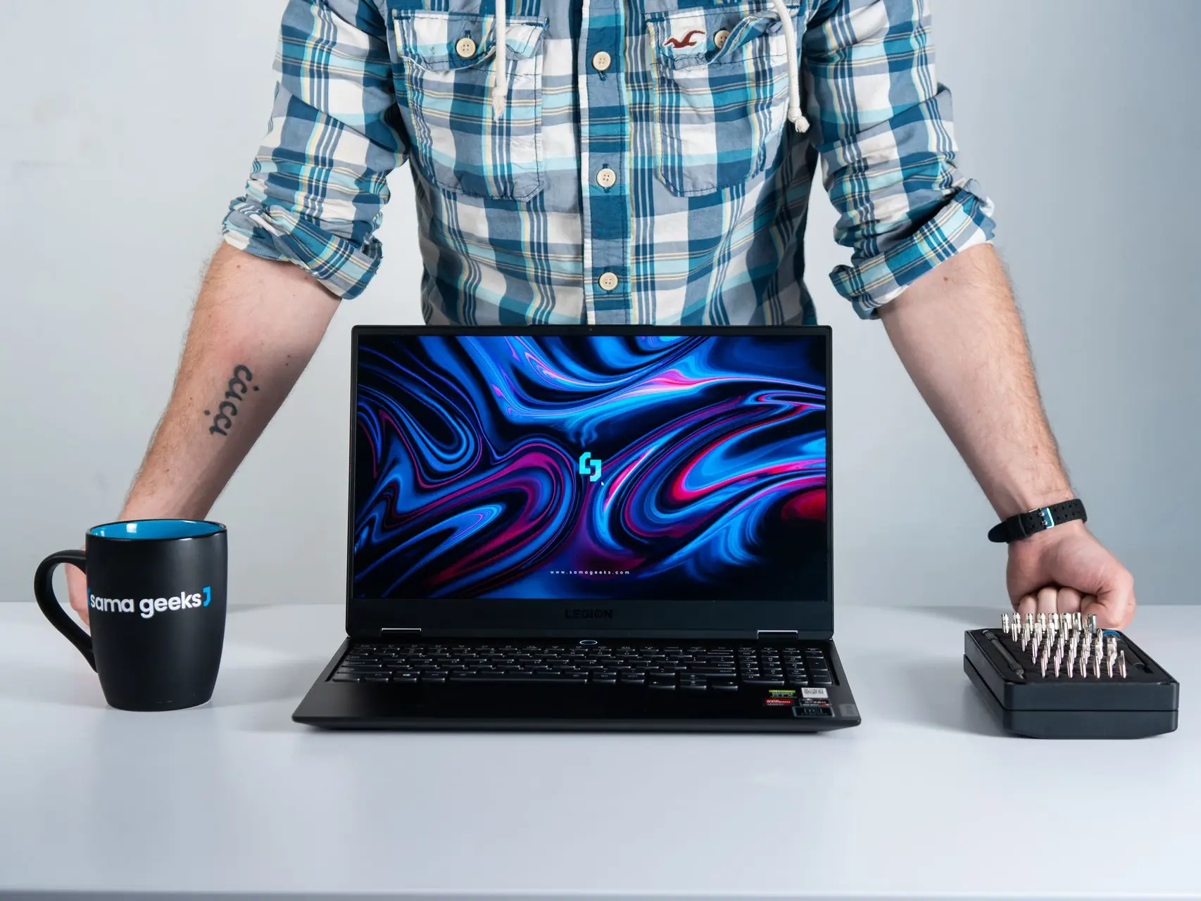 Técnico de Sama Geeks con una laptop sobre la mesa de trabajo